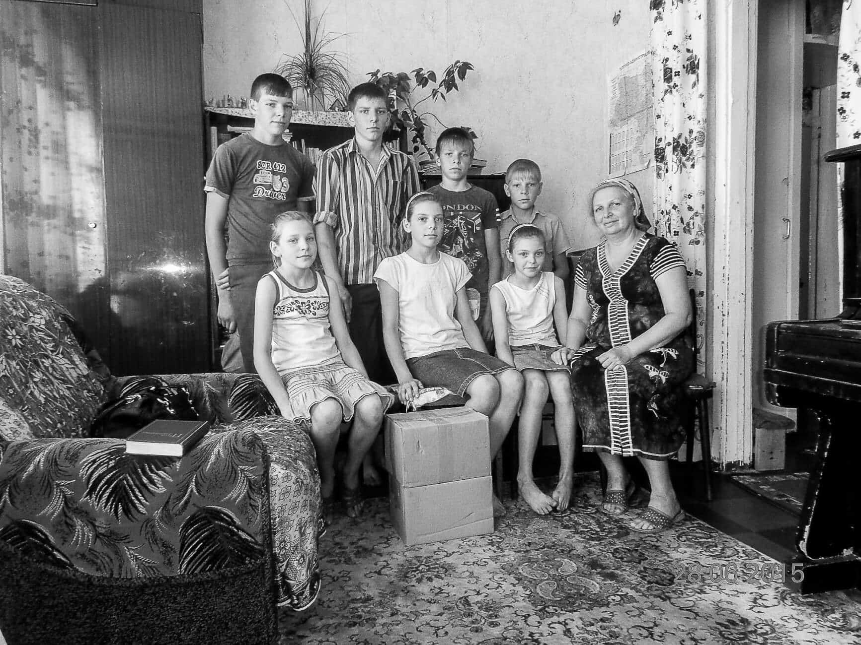 Witwe Redkina mit Kindern bekommen Lebensmittelpakete